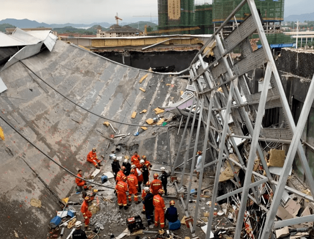 安全| 一在建橋樑突發坍塌,貨車經過時被壓!_事故_建築物_案例