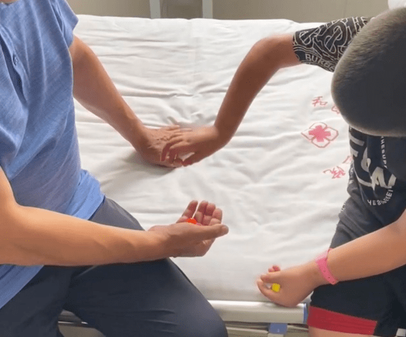 平凡英雄|"和田断臂男孩"上学啦!受伤右手捡起玻璃球_小麦_救治_新疆