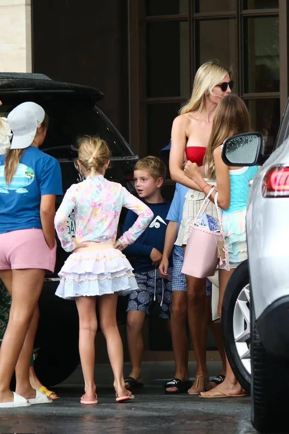 伊万卡身穿比基尼现身街头_库什纳_丈夫_手术