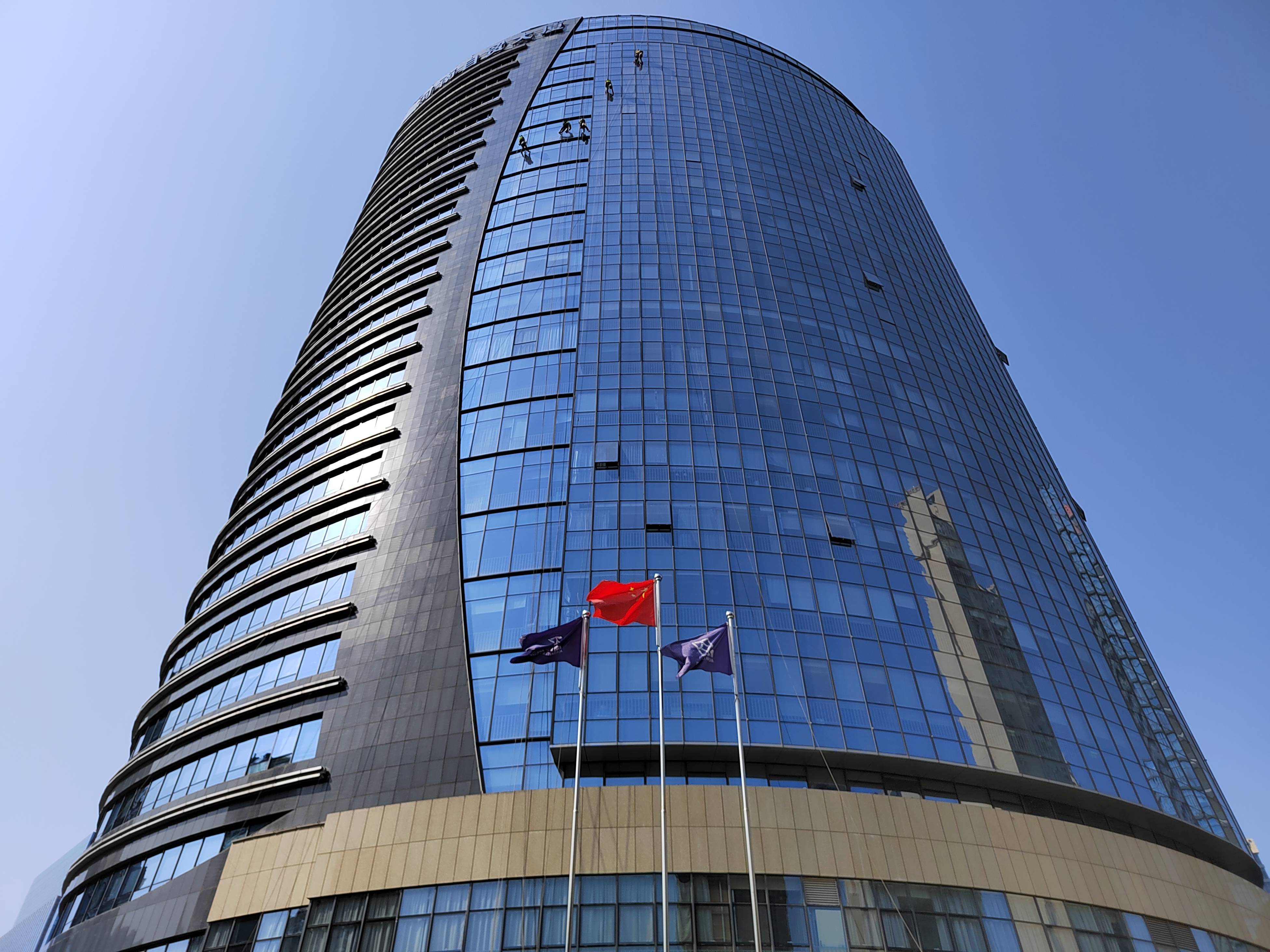高空外墙清洗作业基本安全措施_安全帽_进行_施工