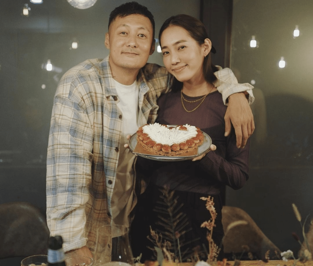 王棠云晒庆生照,被丈夫搂入怀中,40岁余文乐颜值状态大不如从前_妻子
