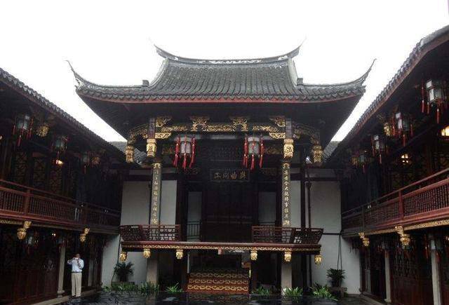 安徽会馆 郑益庵看到兄弟被困,一把斧头也抵不过一帮人的拳脚啊,便带