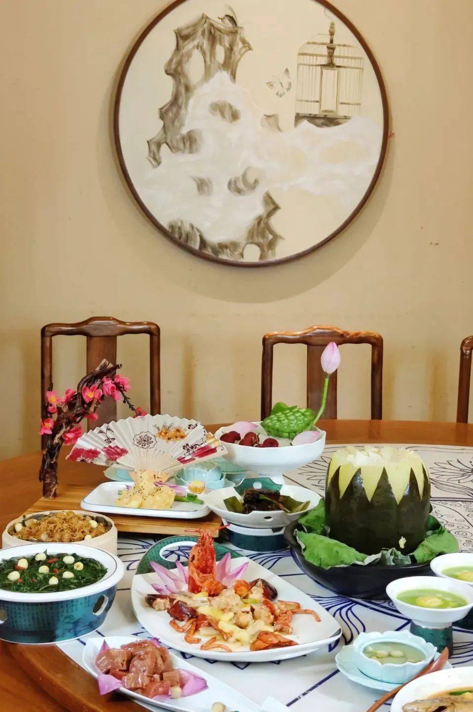 荷花宴·开渔季悦满庭餐厅地址:北二环中路与华屏路交汇处西南角旁