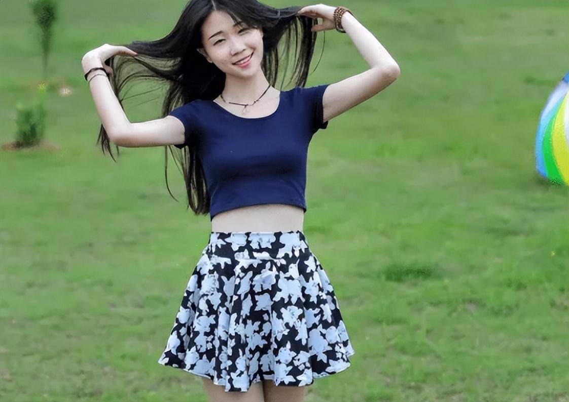 原创大专女生在教室内自拍着装打扮很大胆引来不少家长的非议