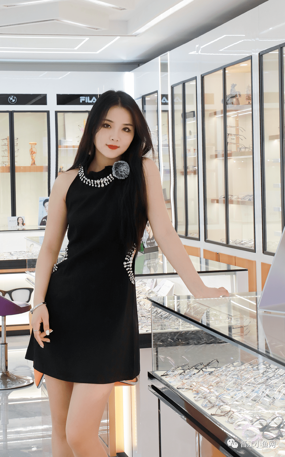 泉州两美女穿黑色裙子和戴黑色墨镜,谁认识?拽!_眼镜_镜框_款式