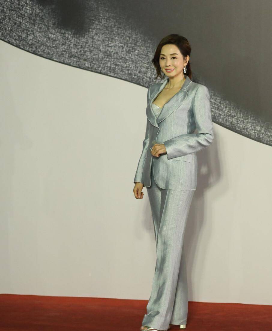 毛舜筠真不像61岁的人,穿睡衣风西装优雅知性,这气质真迷人_身材_设计