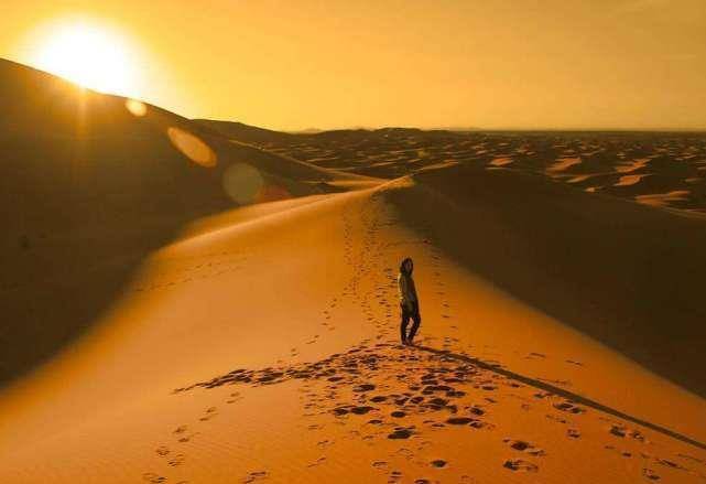沙漠迷路不要走直线，否则后悔都来不及！导游告诉你求生攻略