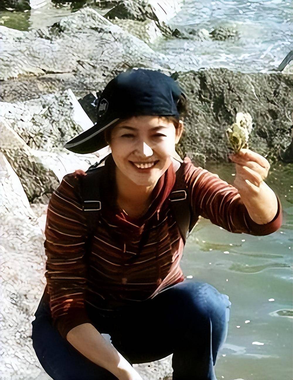 央视主播郑丽:从老师转型主持人,老公是圈外人,低调踏实_节目_工作