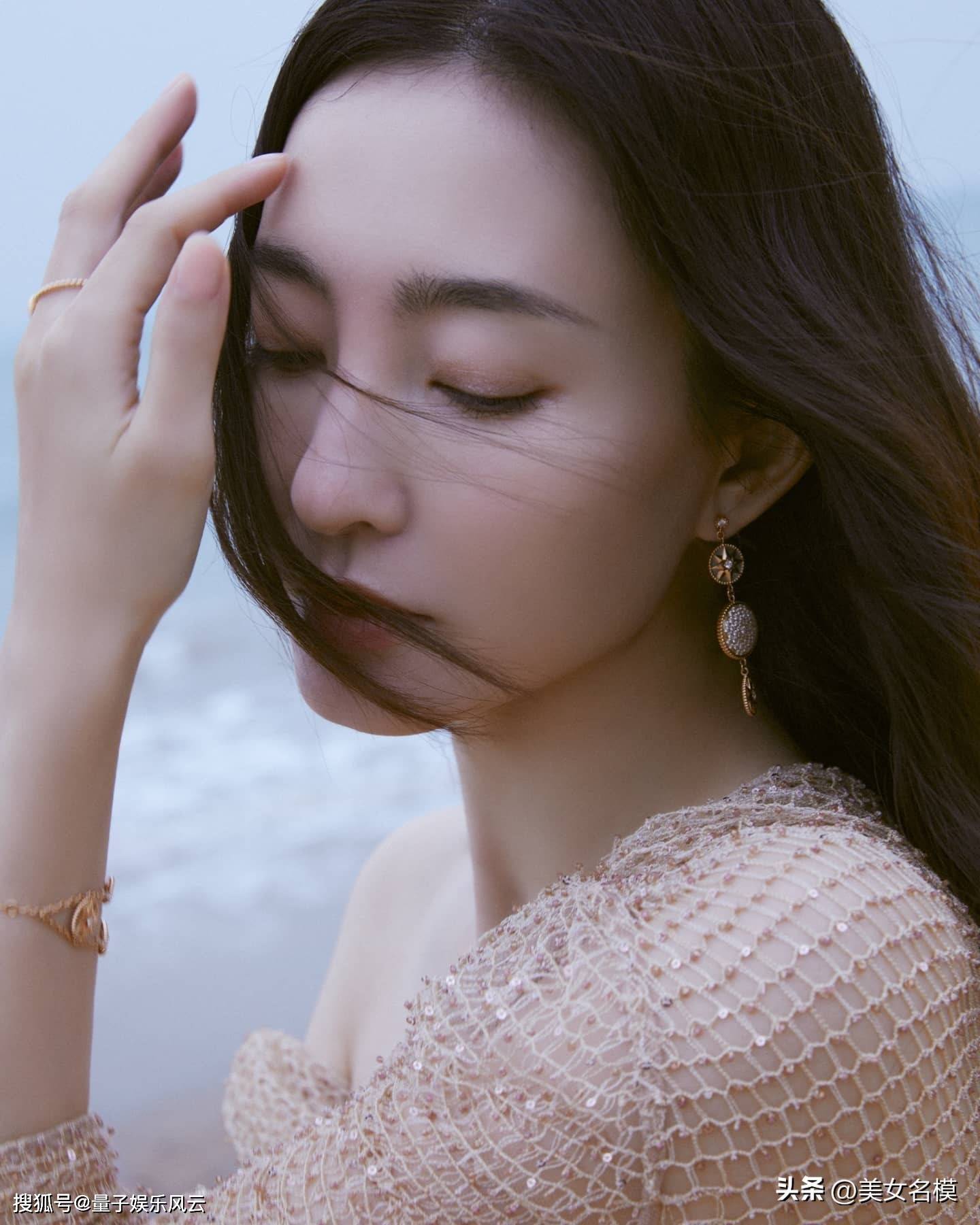 王丽坤一袭素雅长裙凸显高贵气质,面容精致气质绝佳,不愧被称为素颜