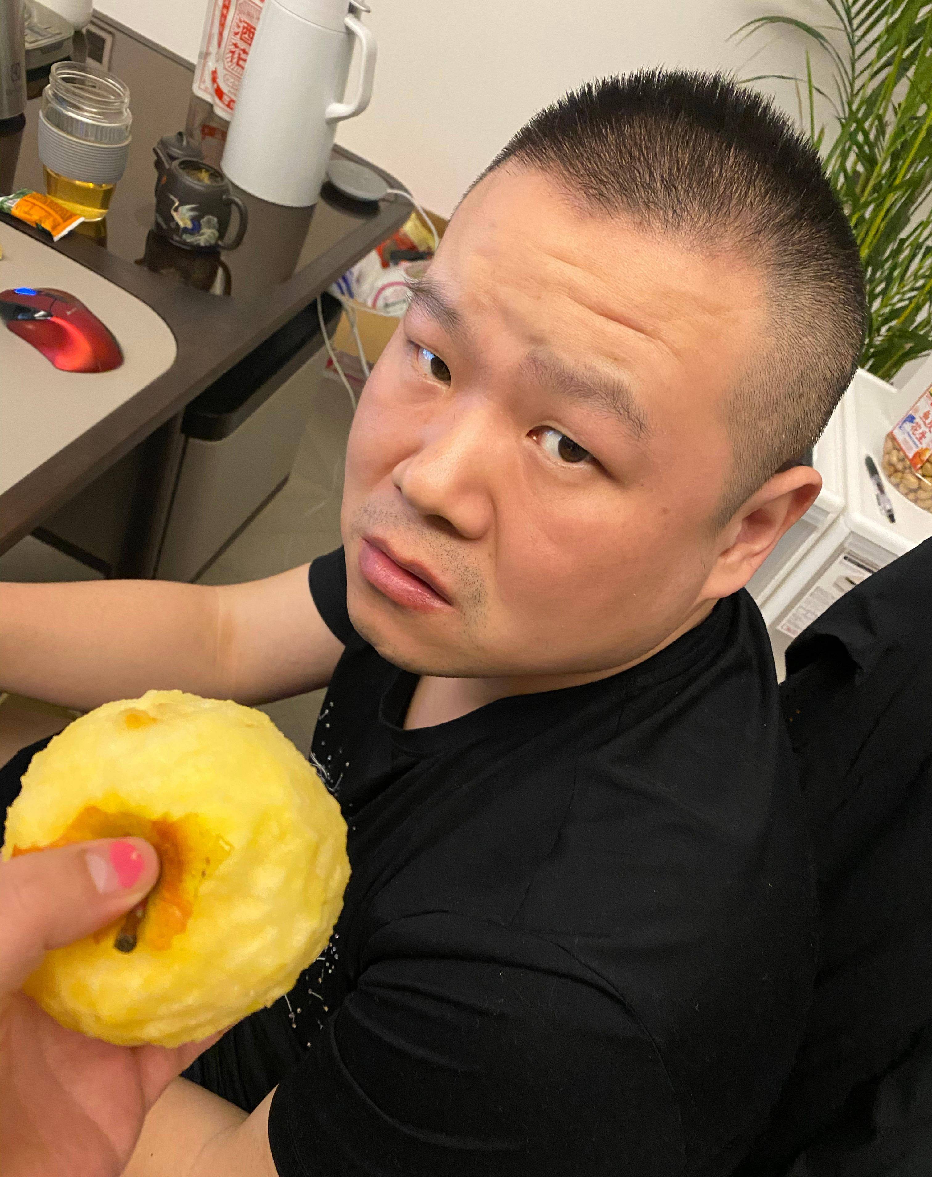 岳云鹏老婆短发寸头造型被指像纣王,自嘲妲己在哪,网友纷纷喊话岳云鹏