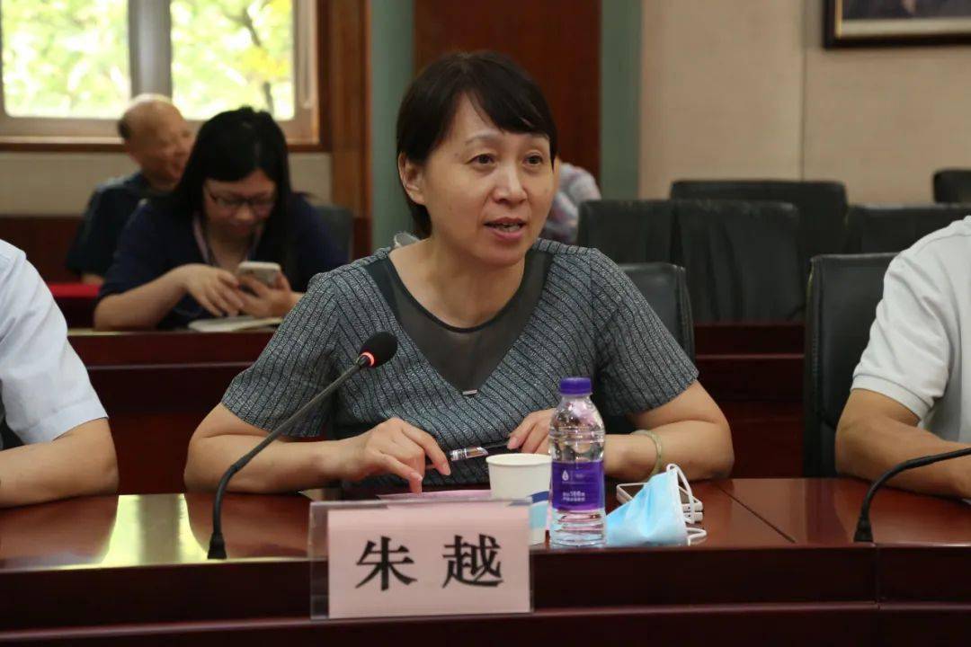 朱越校长首先致欢迎辞,并对七宝中学目前学校课程设置和特色工作进行