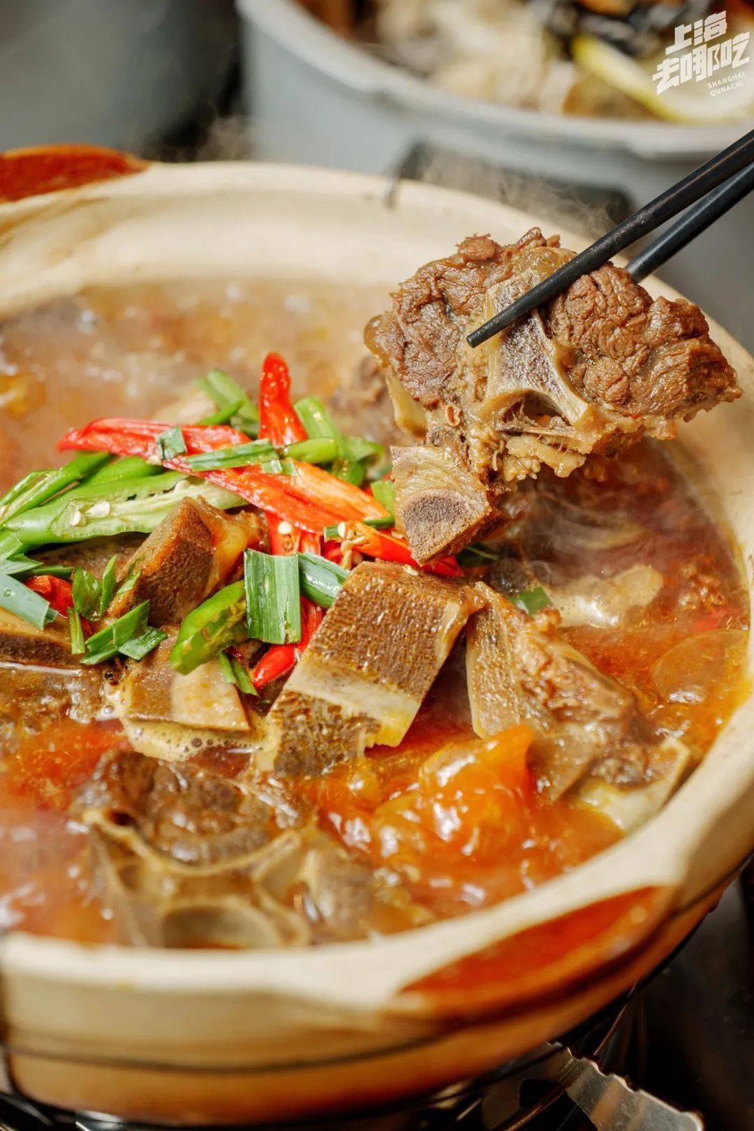 文火慢炖出的秘制牛骨浓汤,还未点火开煮就闻到了浓郁的香辣味,块块连