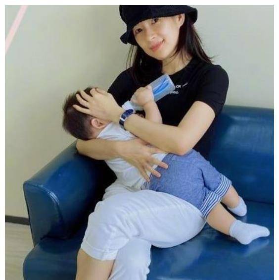章子怡与孩子合照不见汪峰!与儿子嘴对嘴亲吻,手上钻石链子晃眼_女儿_