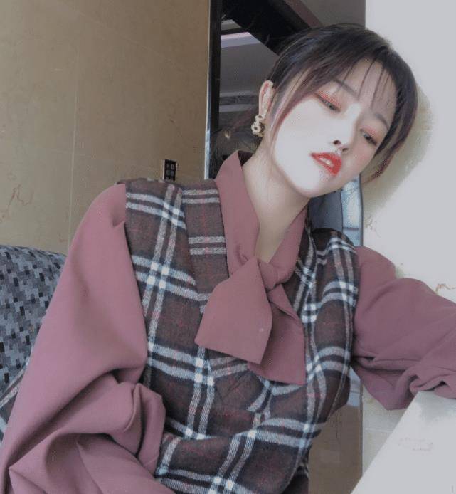 次惑小仙女理发时被抓拍,生图下颜值翻车,皮肤蜡黄五官平淡无奇