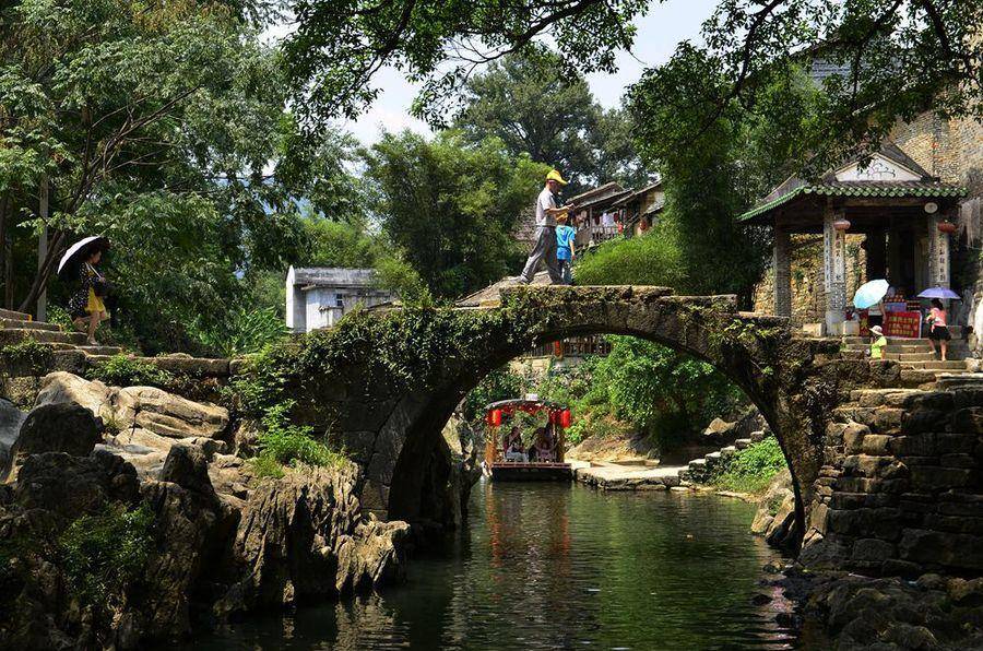 广西黄姚古镇，被称为石桥博物馆，有座300多年的“寡母桥”