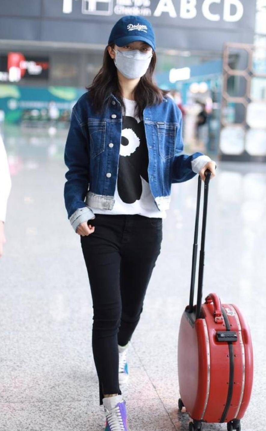 下半身则是搭配了一件黑色紧身牛仔裤,黑色一直有显瘦的效果,更是把麦