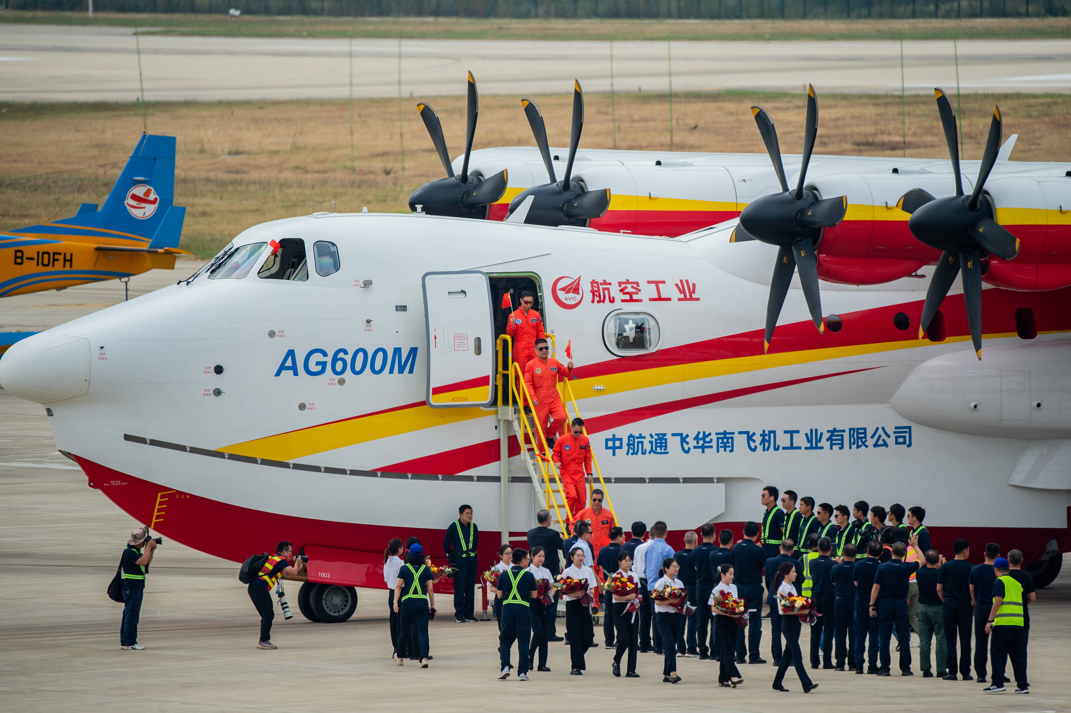 国产"鲲龙"ag600m完成12吨投汲水试验_漳河_荆门_机场