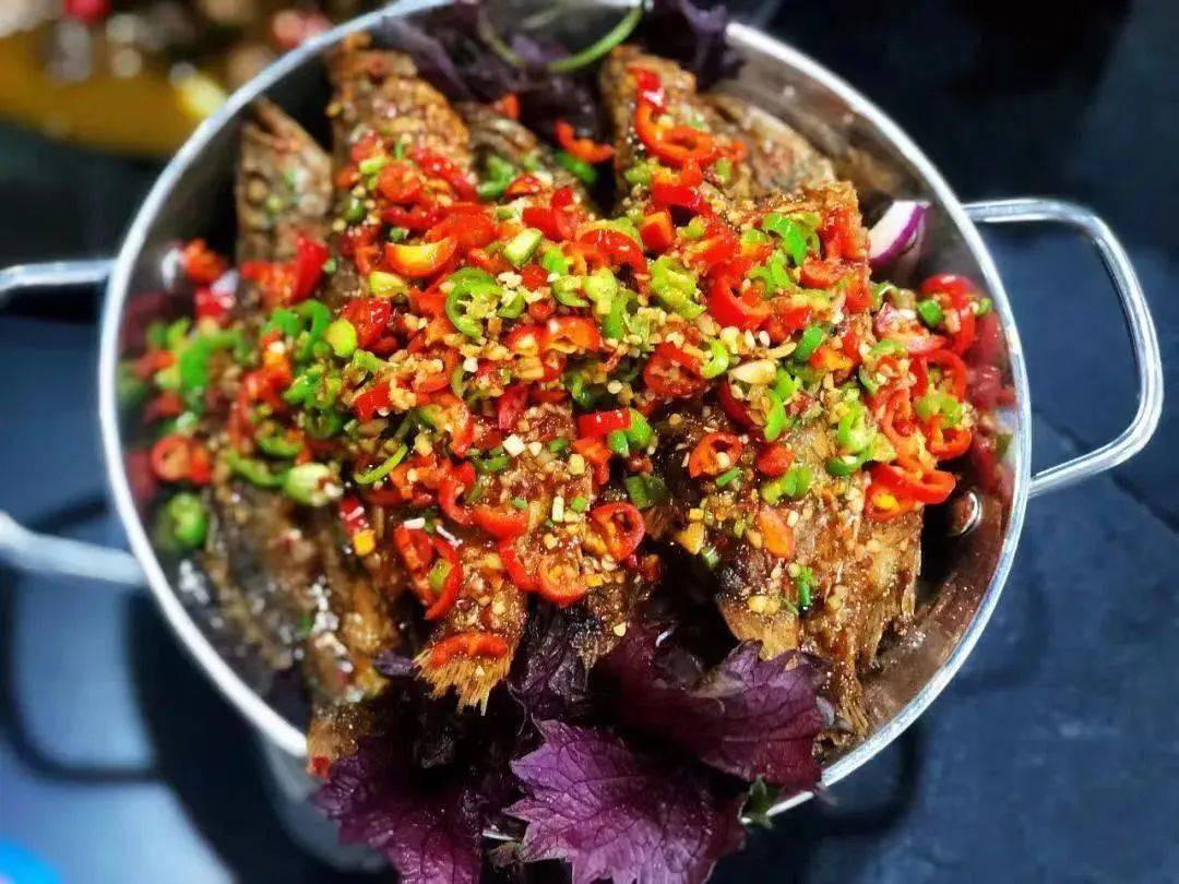 干锅桂鱼仔从洞庭湖"游"过来的桂鱼,提前用盐腌制更显鲜甜,煎过的鱼皮