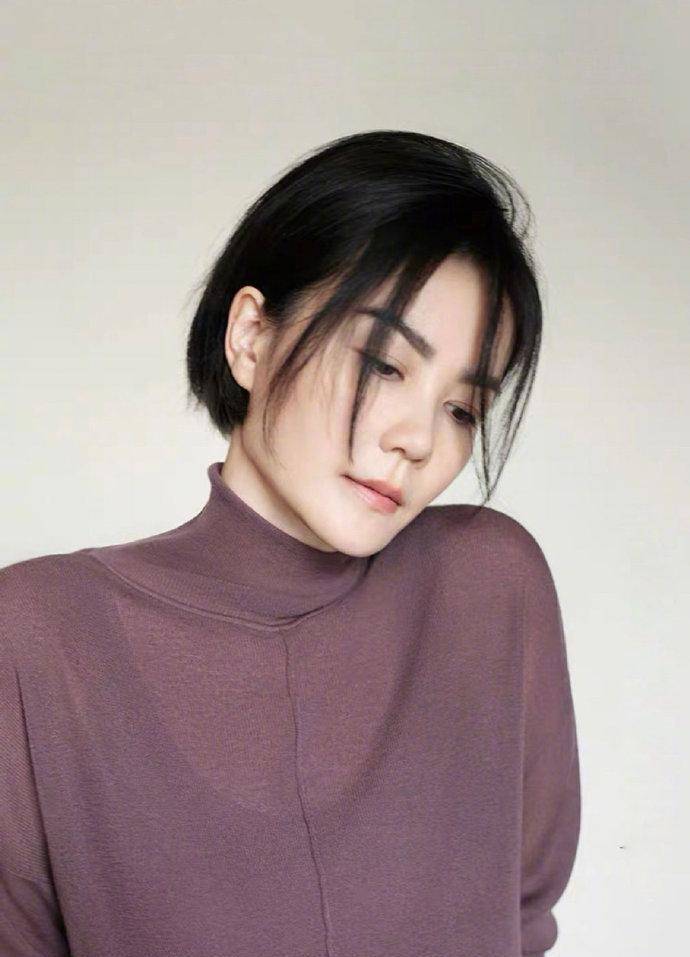淡雅的妆容给人干净又淡雅的感觉,干练清爽的齐耳长发,慵懒中又带着几