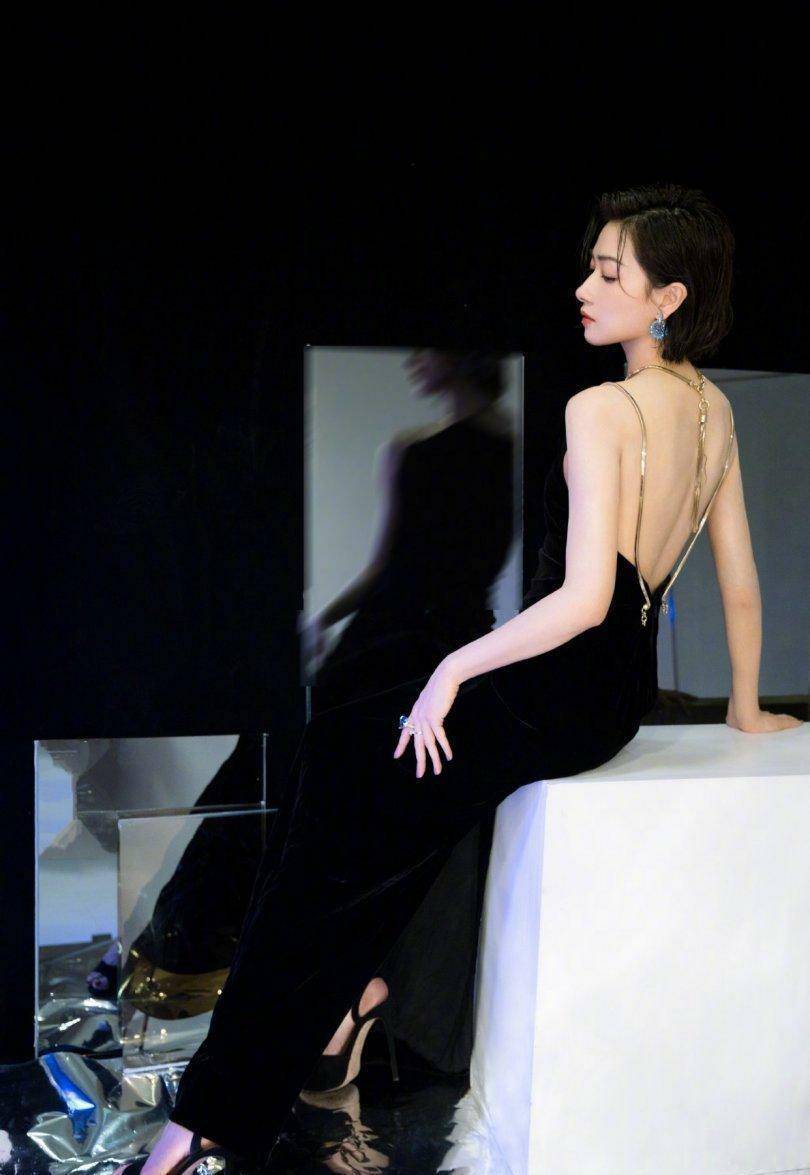 万茜穿啥都高级,黑色露背秀出优美身材曲线,高雅气质时尚又减龄_女生