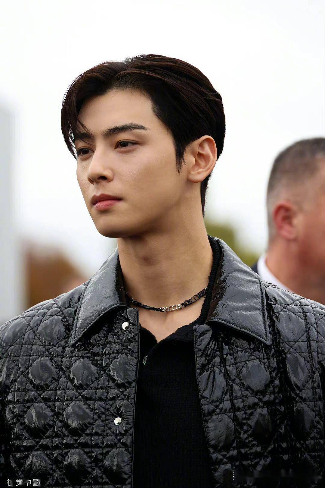 车银优亮相巴黎时装周看秀,黑色漆皮大衣点亮all black造型_all_漆皮