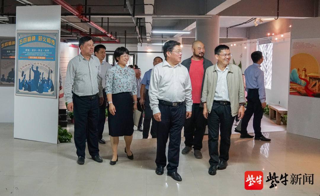 跨越时空的“艺术对话”！一场特别的海报展在南京工程学院揭幕_作品_进行_设计