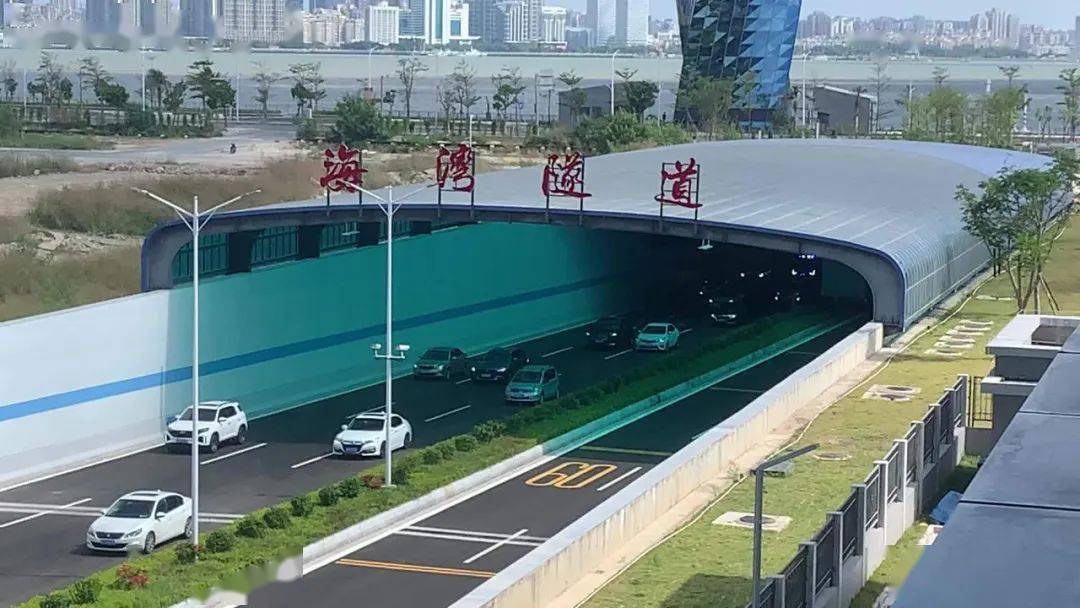 汕头海湾隧道正式开放通车被誉为"世界级挑战性工程"的随着拉杆仪式