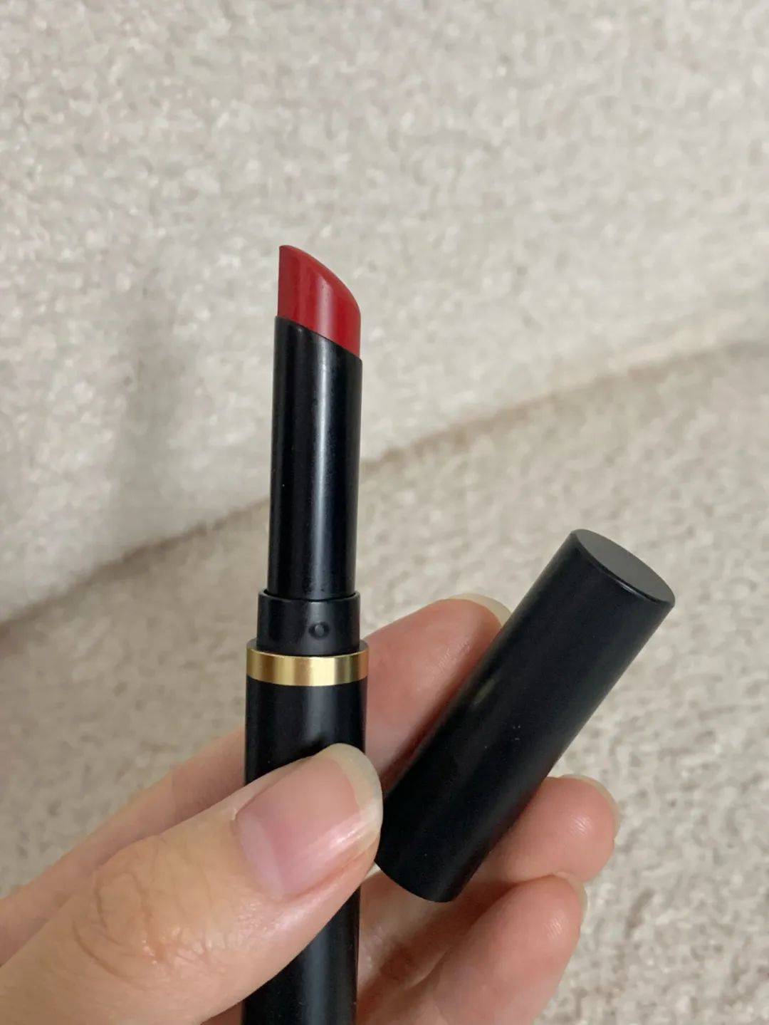 这个颜色属于宝石红颜色的名字叫ruby new和当初的ruby woo是不是