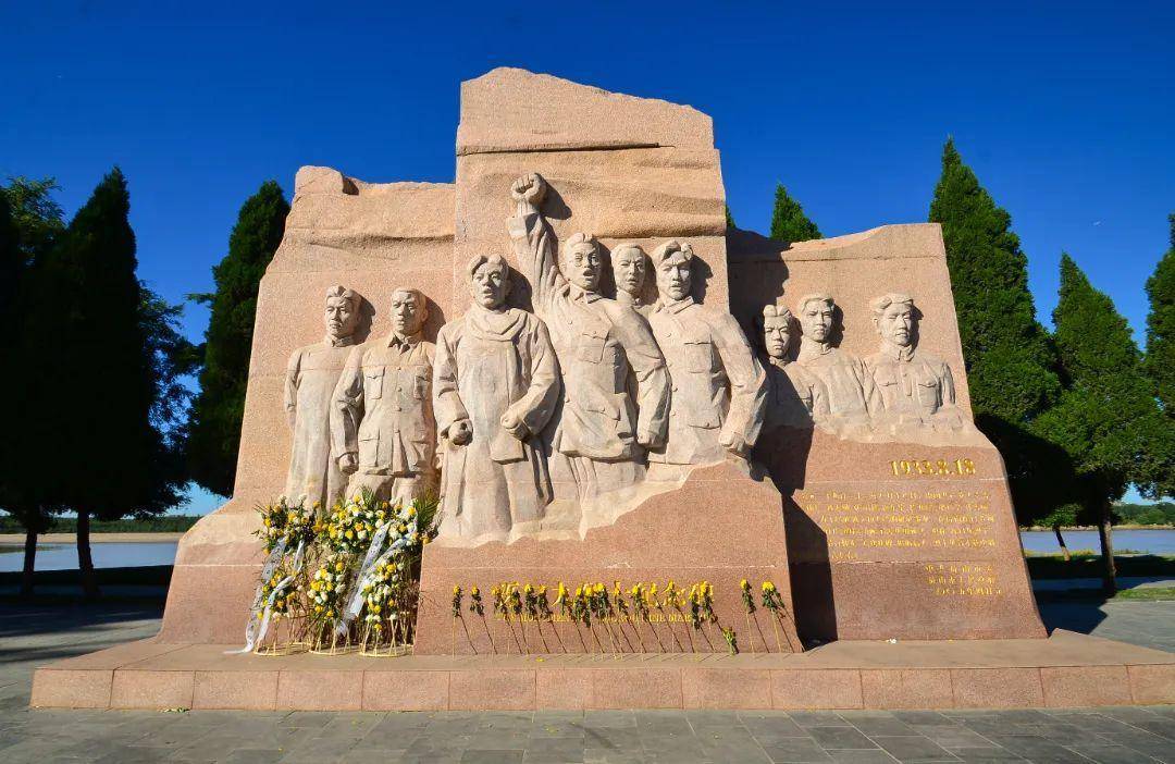 泺口九烈士纪念地位于秀美的济南百里黄河风景区内,占地1500平方米