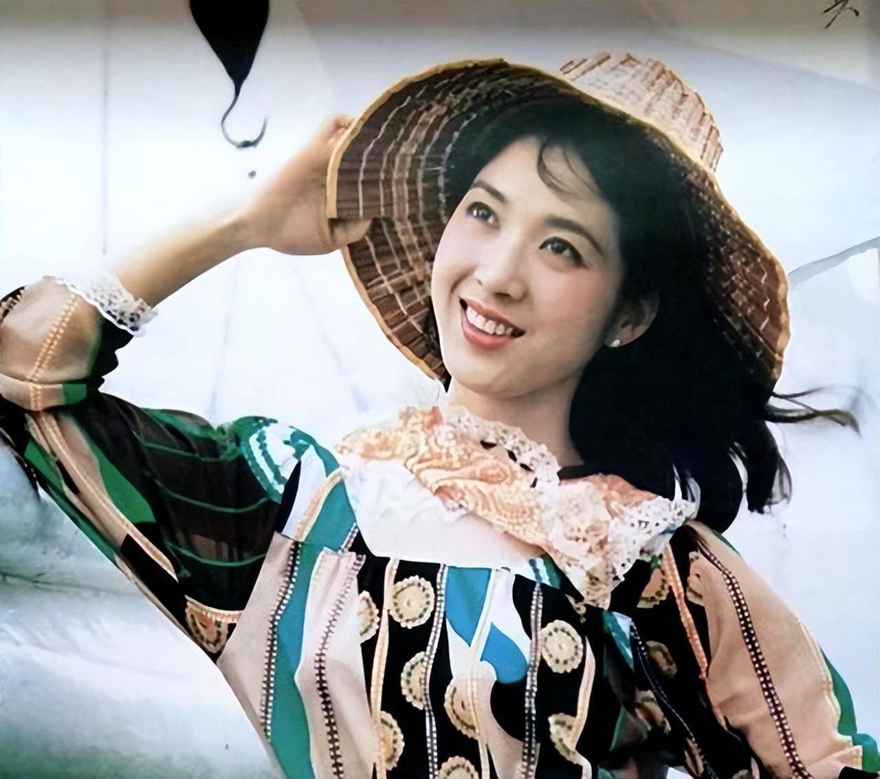 80年代著名女星龚雪,因"流氓案"远走国外,如今过得怎么样了_表演_演出