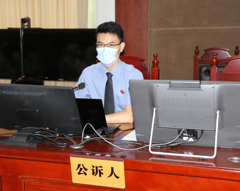 都安16名被告人出庭受审_李某招_王某克_离开