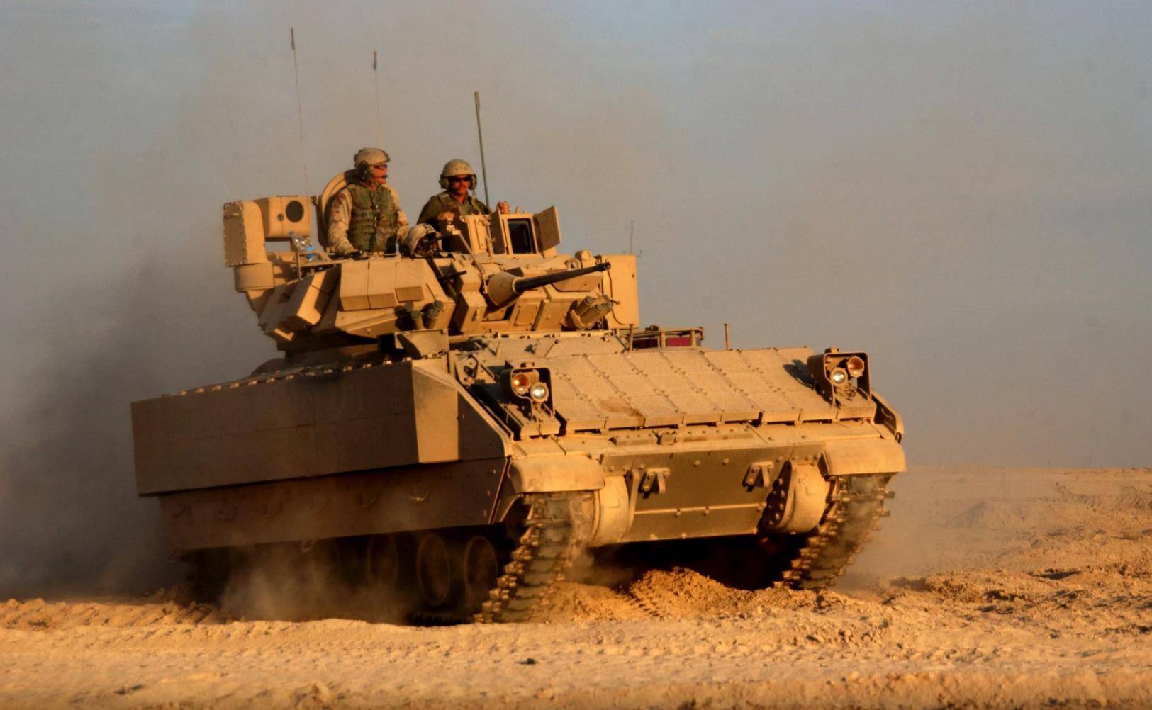 "布雷德利"战车,防护性能突出,实战经验丰富!_装甲车_美国陆军_运输机