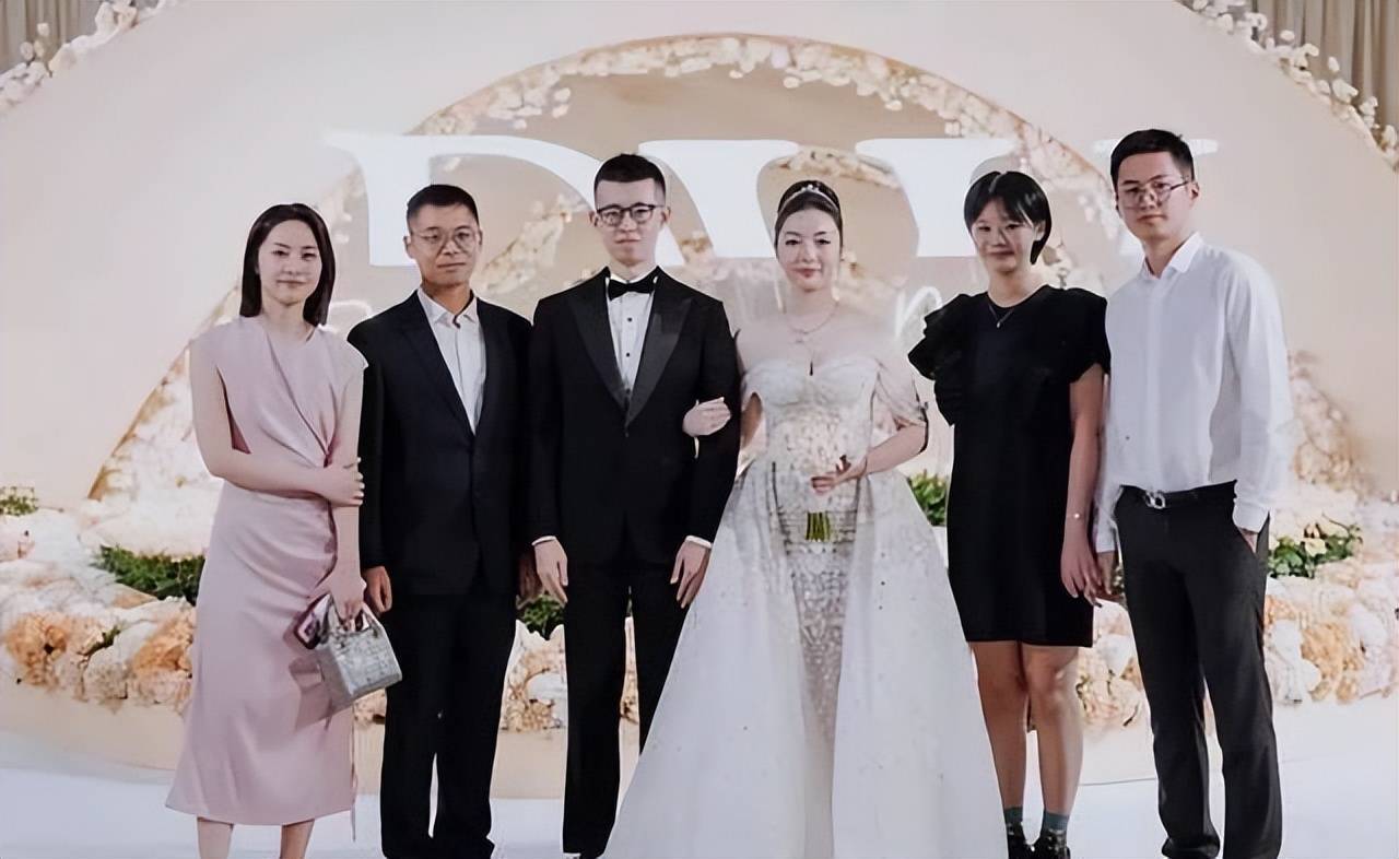 因为据悉这位安踏太子爷的新娘,也是一位富豪千金,两个人的婚姻属于