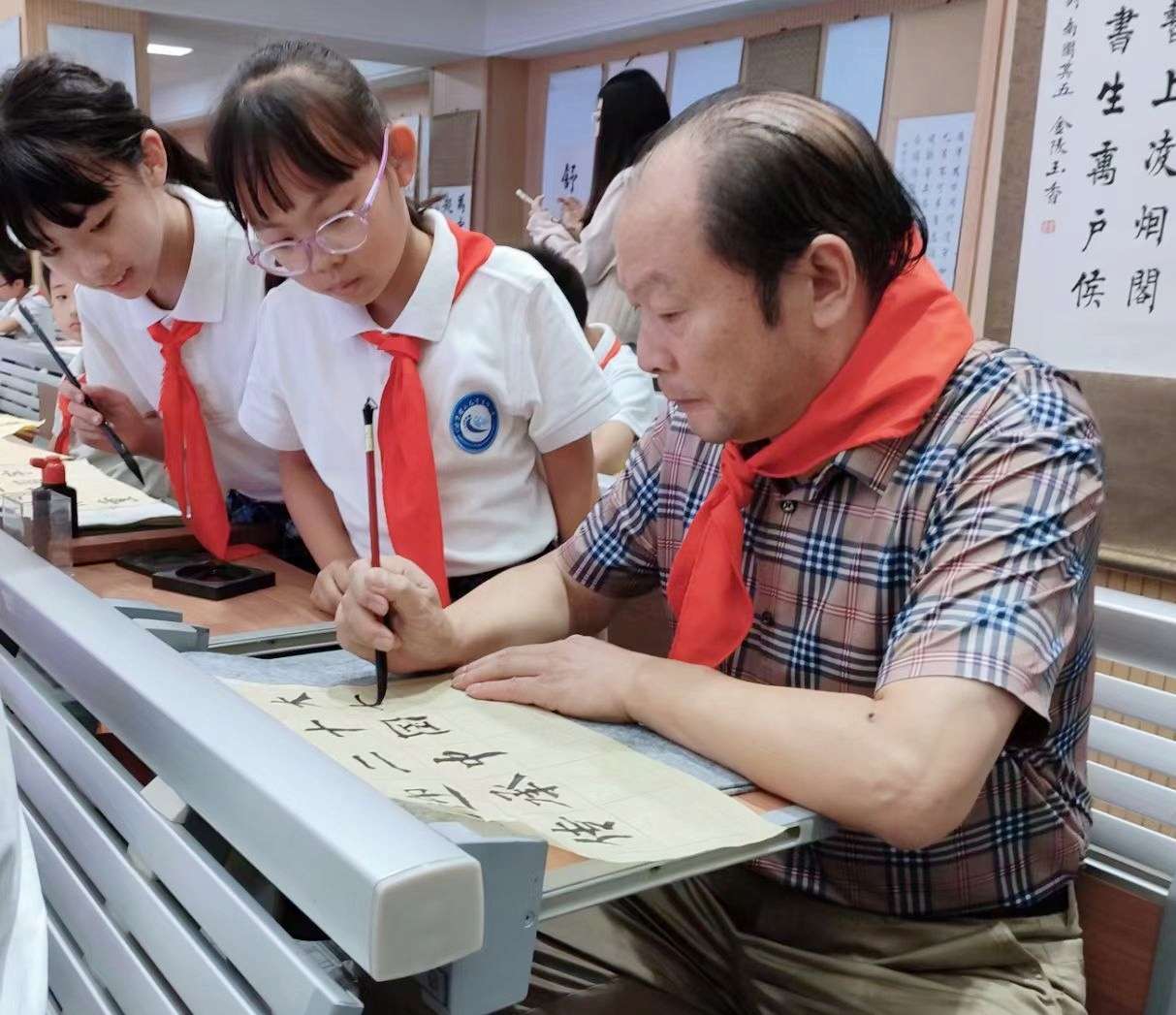 理工大学实验小学赠送一幅楷书佳作,作品中写的是该校的校训立大志