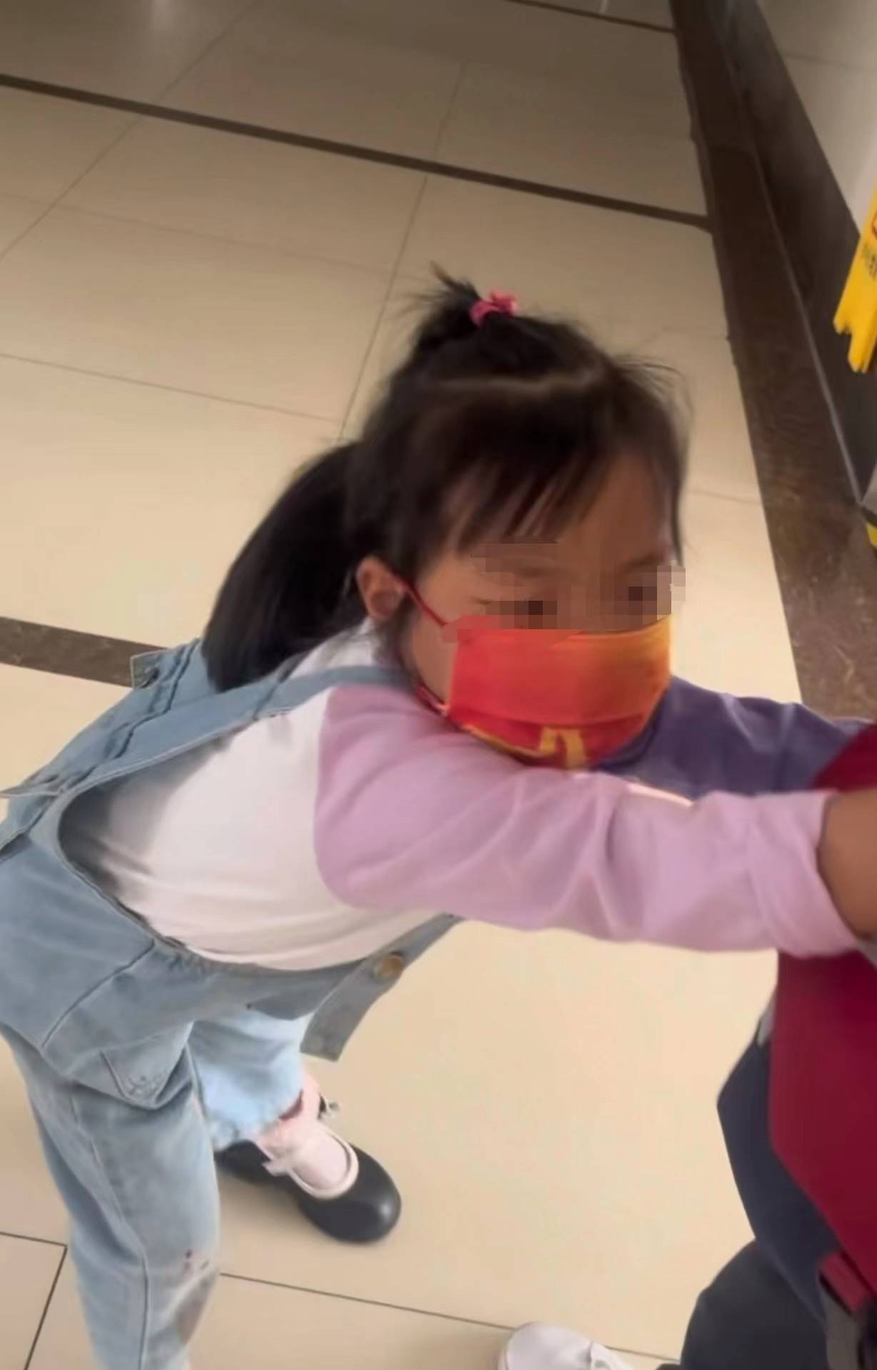 破防了4岁女孩医院哭求去看爸爸妈妈她不知道爸爸去世了