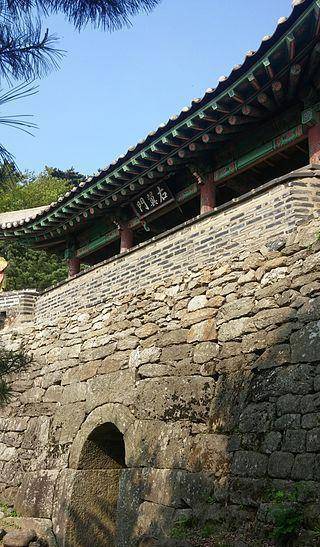 韩国著名古军事要塞，2014年被联合国纳入世界遗产名录