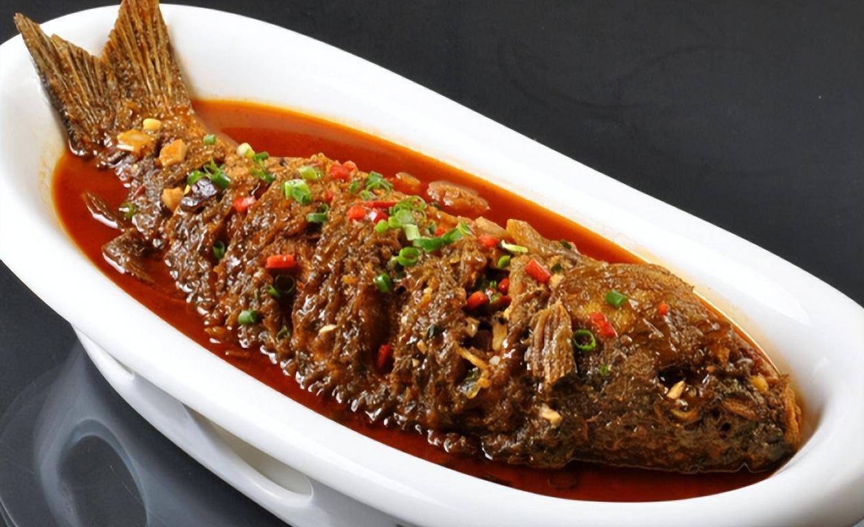 没错,作为呼伦贝尔地区一道特色菜,就是红烧鲤鱼.