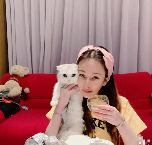 1岁温岚与经纪人被拍,行为亲密疑在一起,绯闻传了5年却拒不承认!