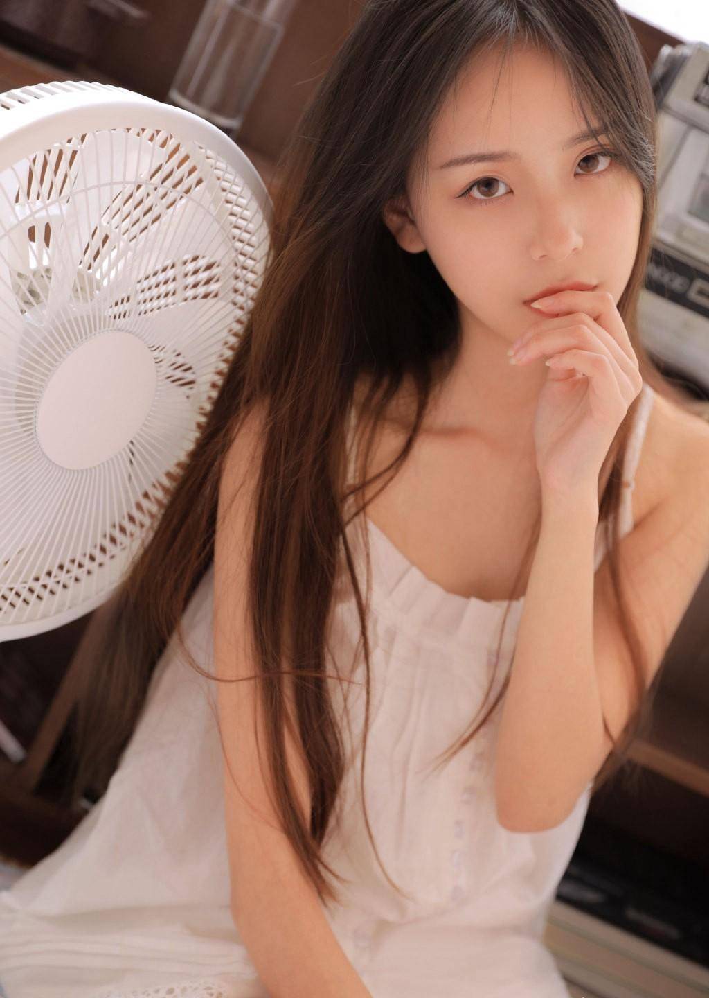 高颜值女星赵蕴卓,牟星比拼吊带背心绝色美女,你认为谁是第一呢_留言