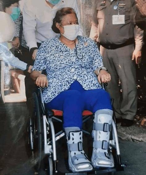 无修图双下巴很重,裹碎花衣像中国大妈_拉隆_外套_国王