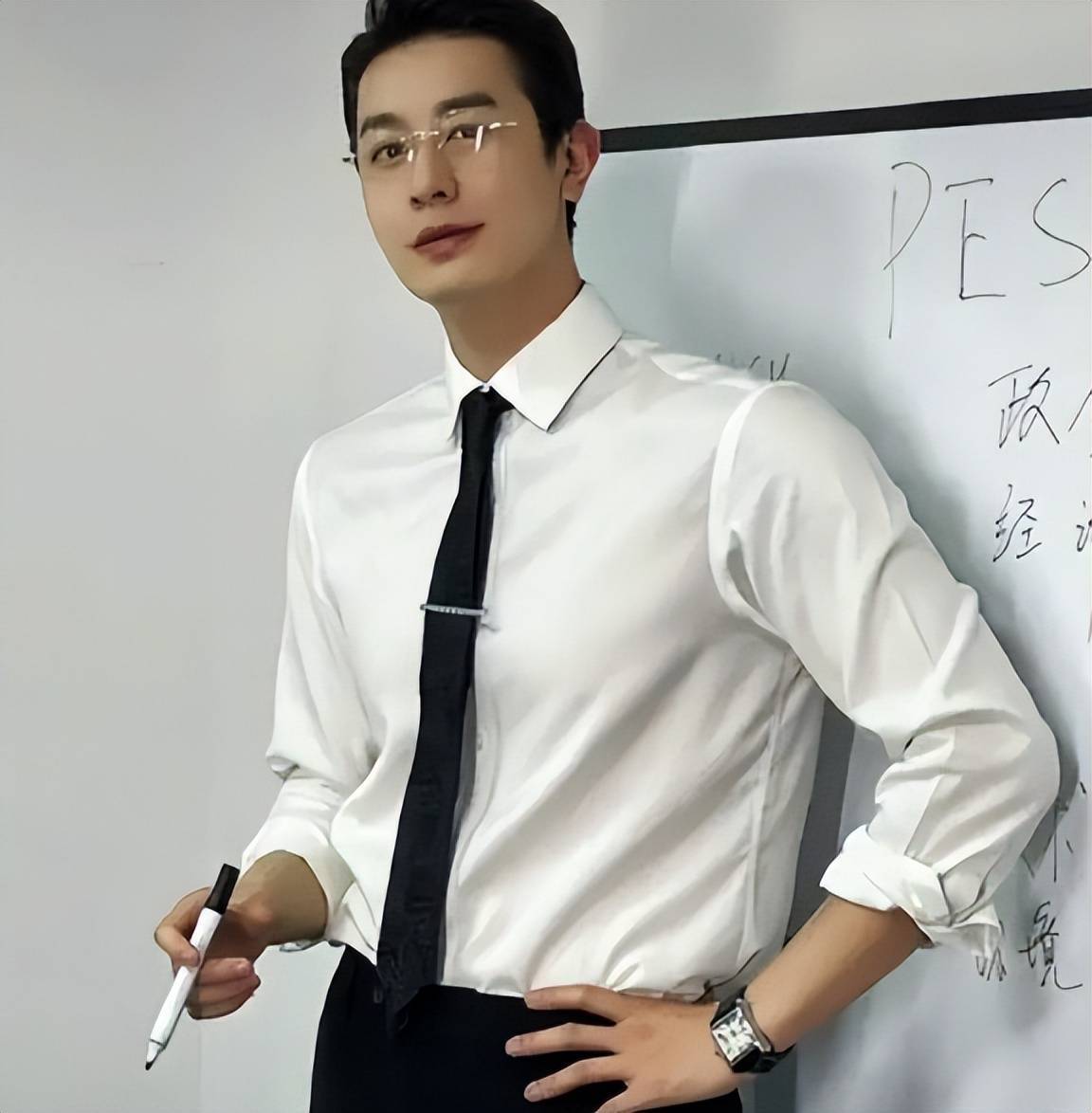 吉林某高校男教师走红,"斯文败类"的大叔气质,难怪学生会喜欢_教学