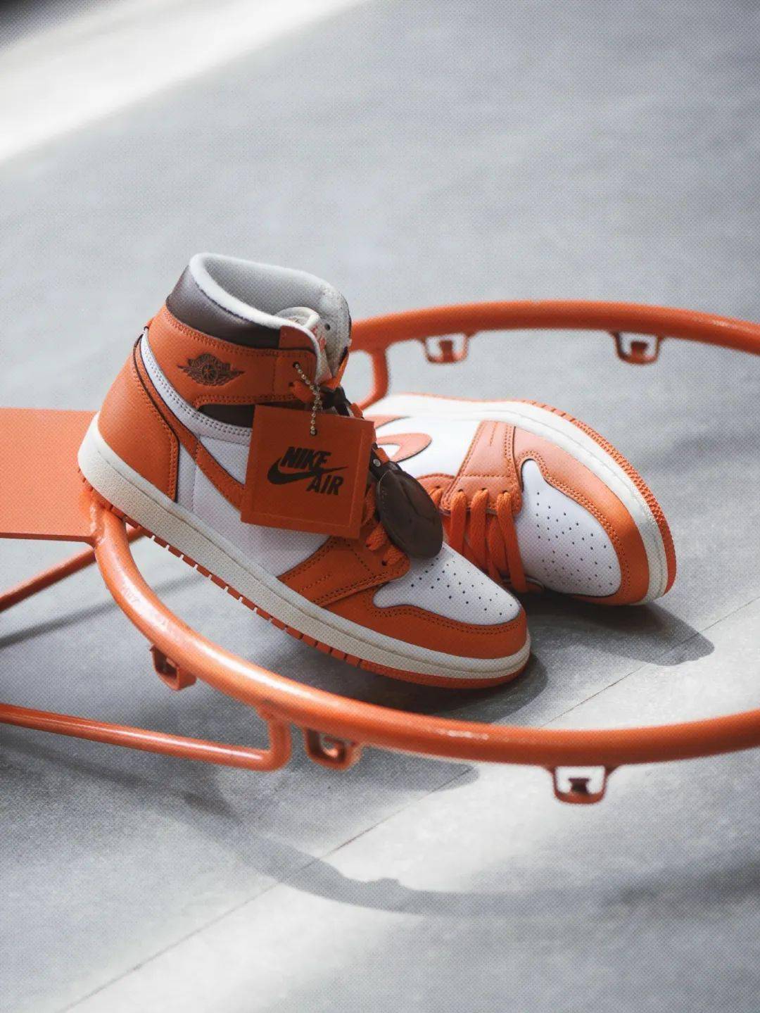 SOAR 限量发售｜WMNS AIR JORDAN 1 RETRO HI OG “STARFISH”_搜狐网