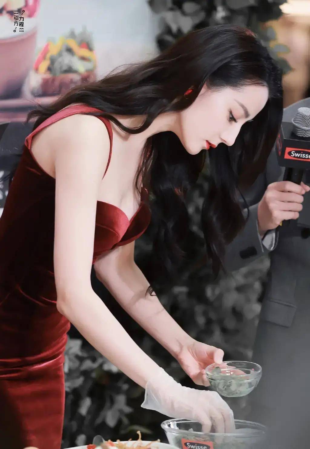 像迪丽热巴这次参加活动时,就选择了一袭酒红色的礼裙亮相,除了