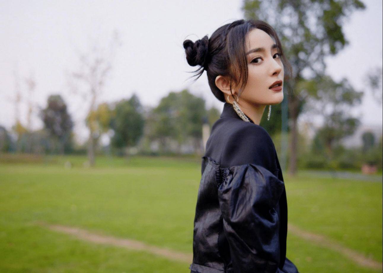 有发现杨幂拍照的造型也越来越网红风了,蹲着侧着就是没有一张全身照