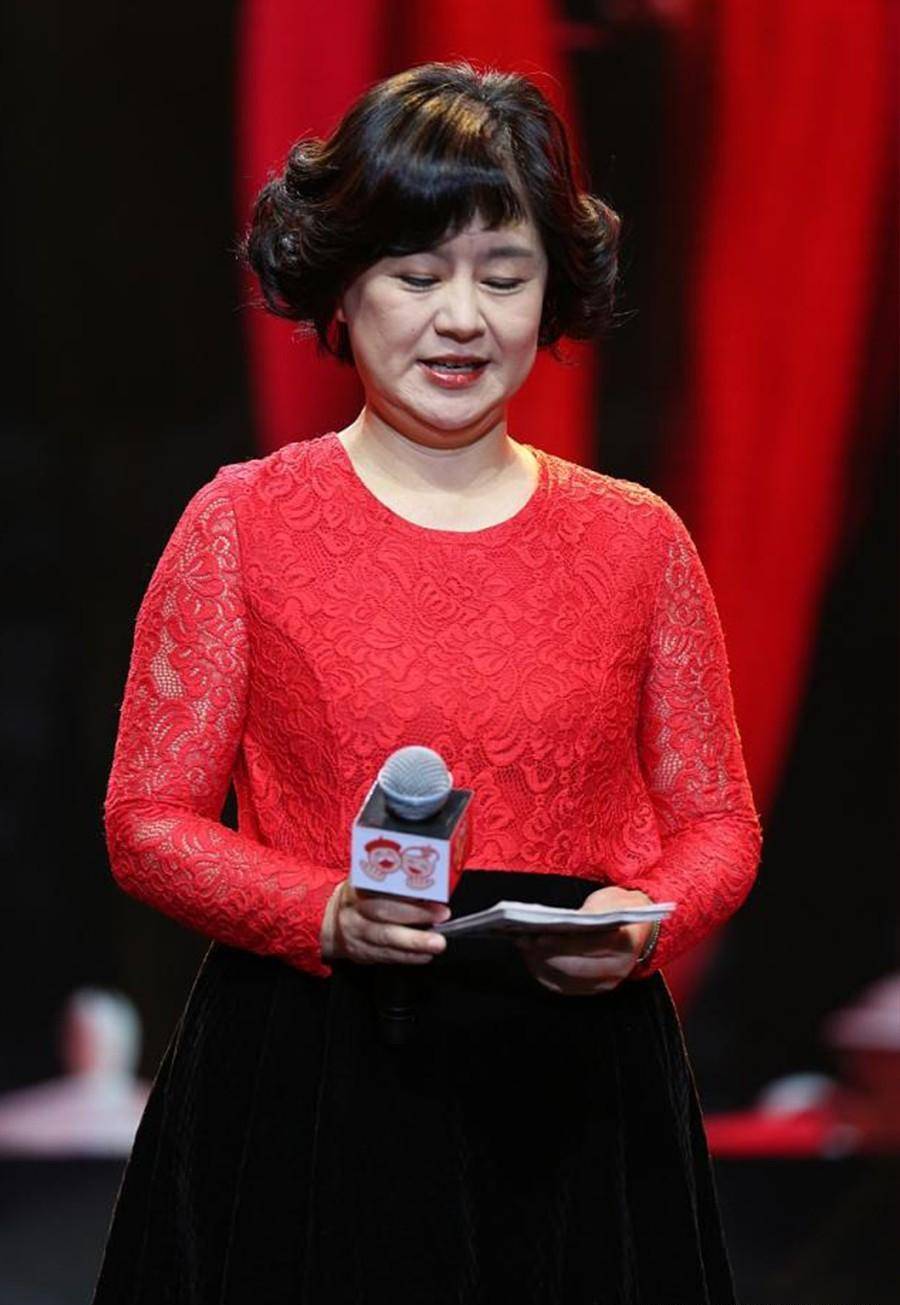 鞠萍姐姐老了也时髦,发福身材穿红裙显富态,小腿结实可比运动员