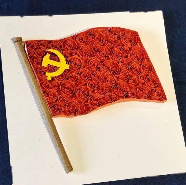 孩子们参观完后,便跟着老师一起用衍纸制作起了国旗