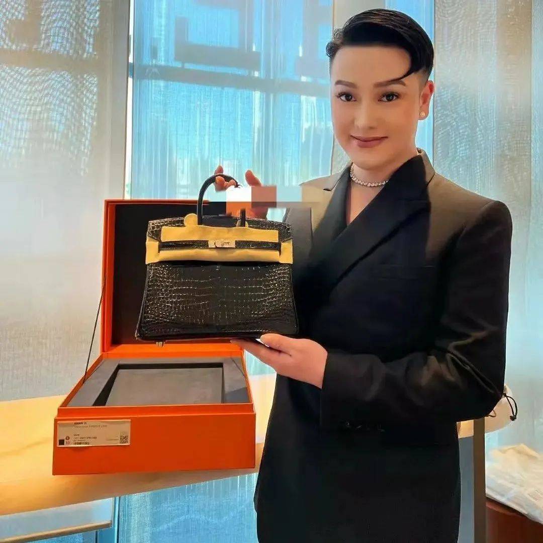 男网红晒账单炫富!买110万铂金包订300万家具,打扮女性化惹争议_公子_网友_生活