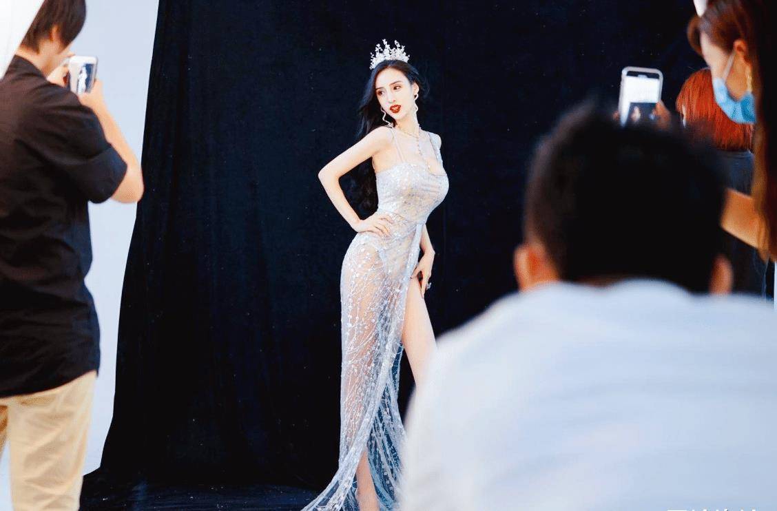 她是211大学的校花,不当老师去选美,却成国内第一美腿车模_吴春怡