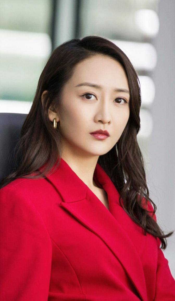 王鸥美女特工气质太绝了,复古红唇搭配红色西装惊艳众人!