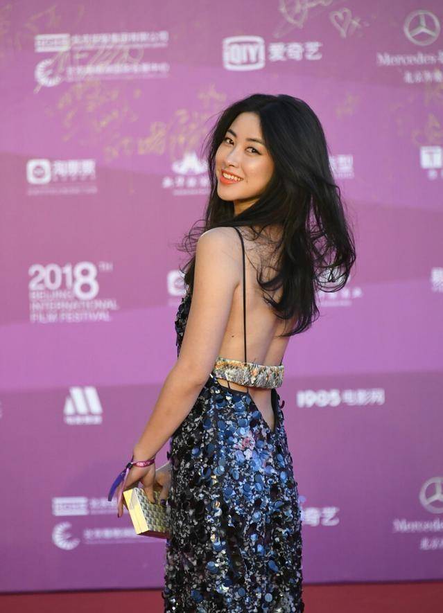 朱珠的性格本来就时尚明朗,穿吊带连衣裙还要露后背,时尚又迷人_女性